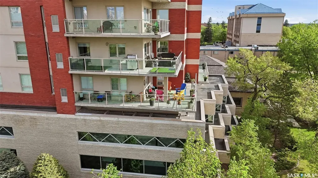 902 Spadina Crescent E Saskatoon SK S7K 0G8