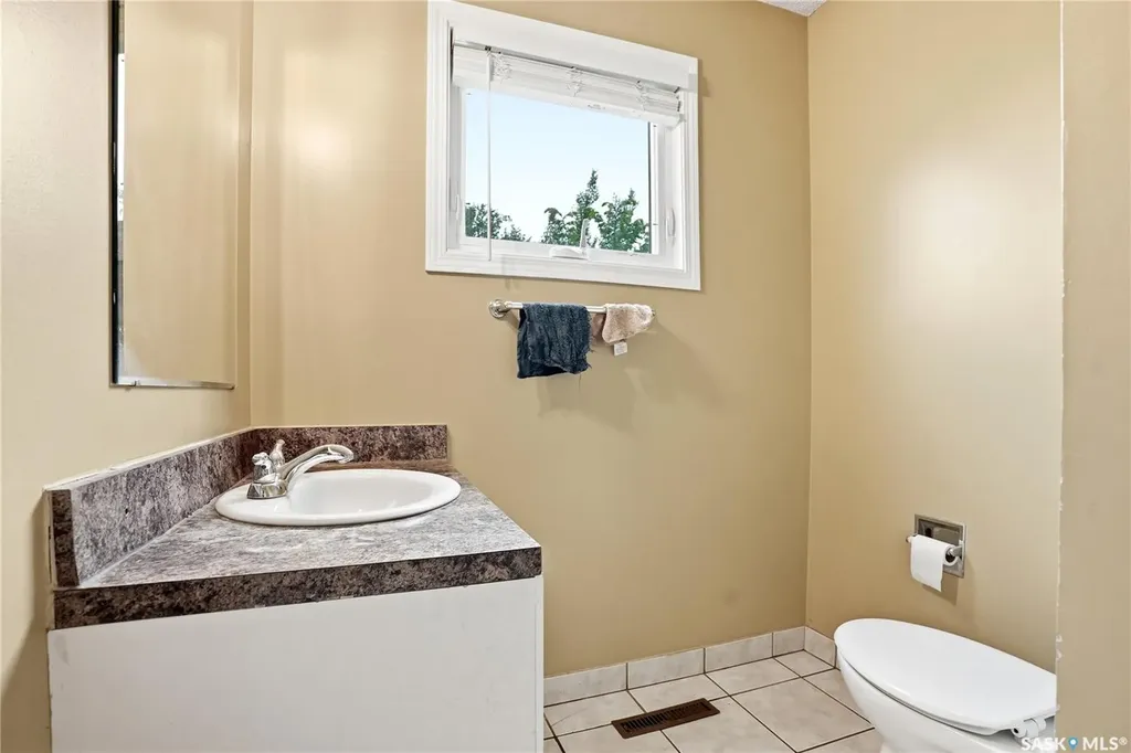 68 Carleton Drive Saskatoon SK S7H 3N6