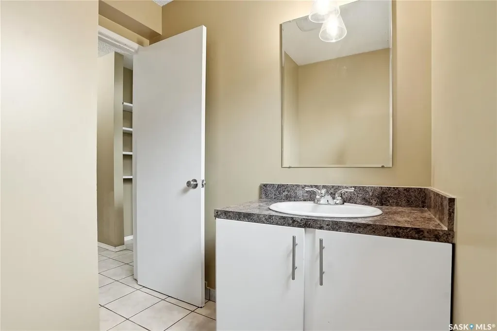 68 Carleton Drive Saskatoon SK S7H 3N6