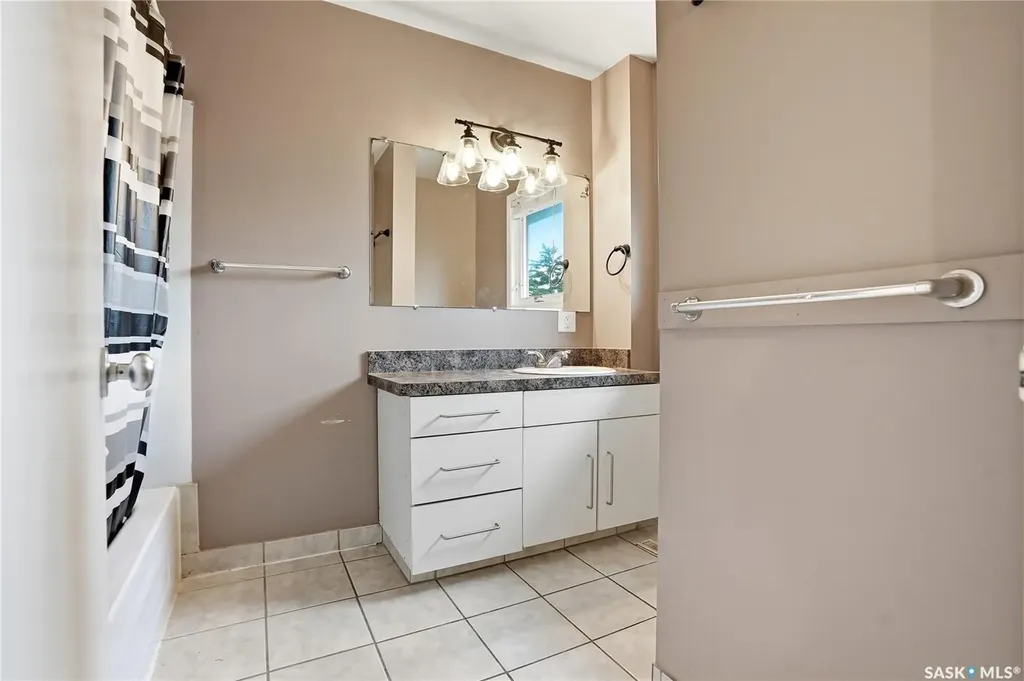 68 Carleton Drive Saskatoon SK S7H 3N6