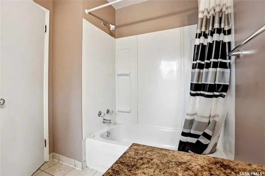 68 Carleton Drive Saskatoon SK S7H 3N6