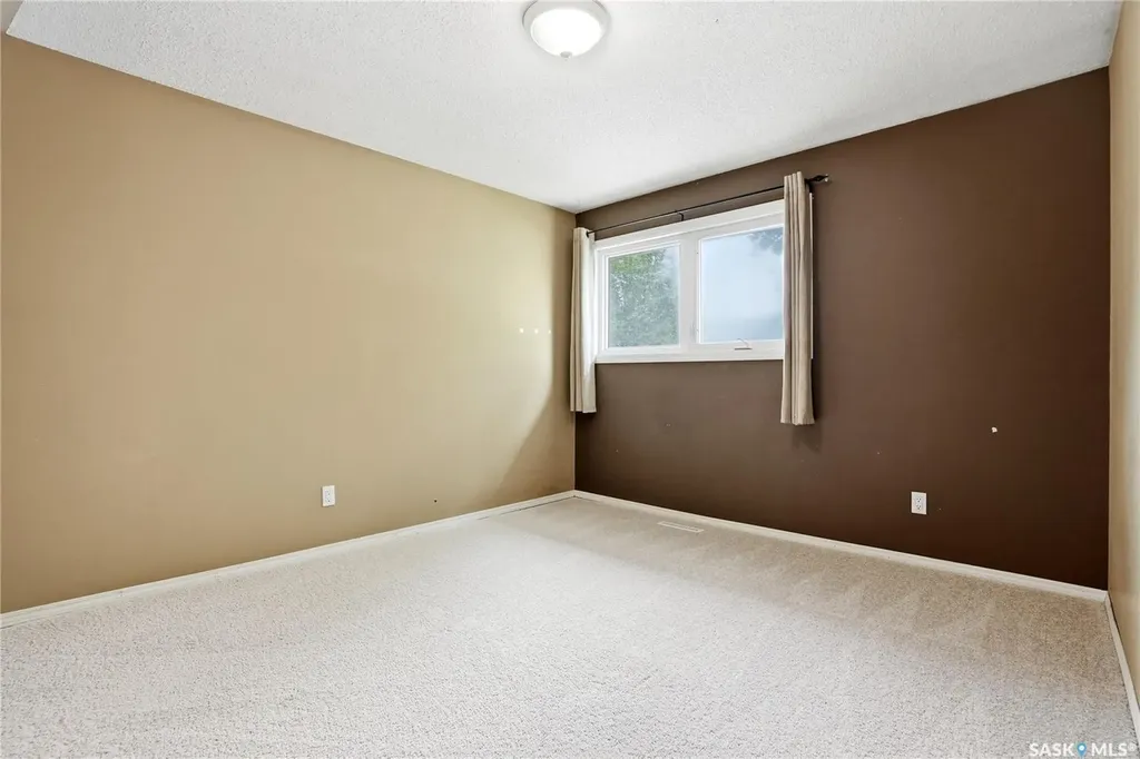 68 Carleton Drive Saskatoon SK S7H 3N6