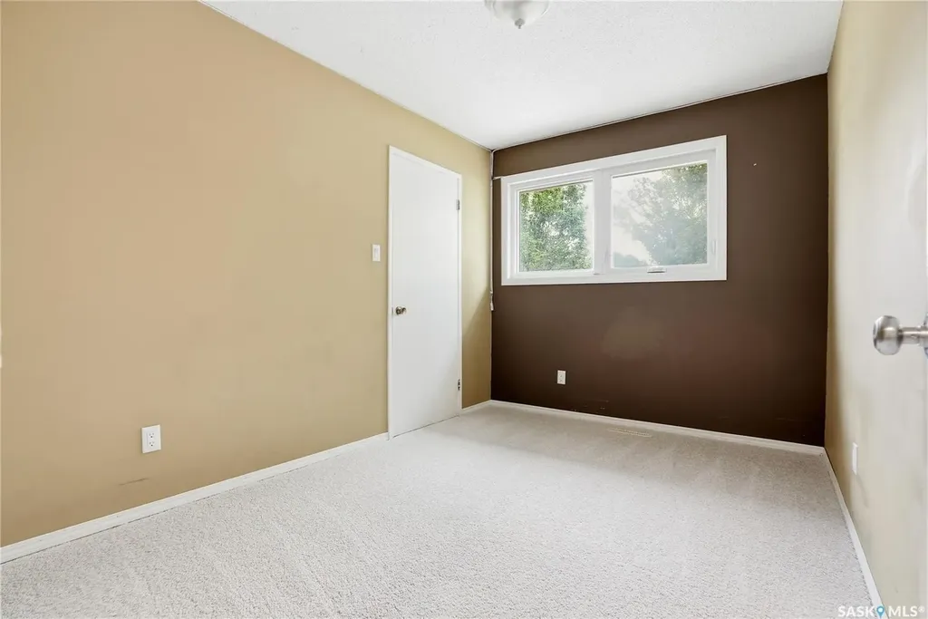 68 Carleton Drive Saskatoon SK S7H 3N6