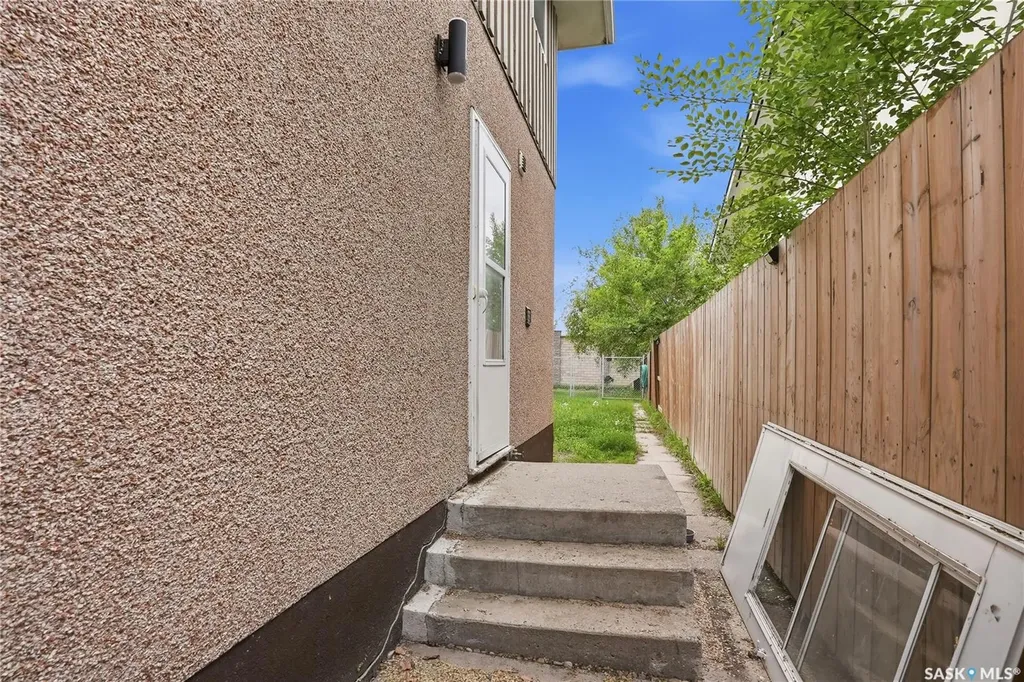 68 Carleton Drive Saskatoon SK S7H 3N6