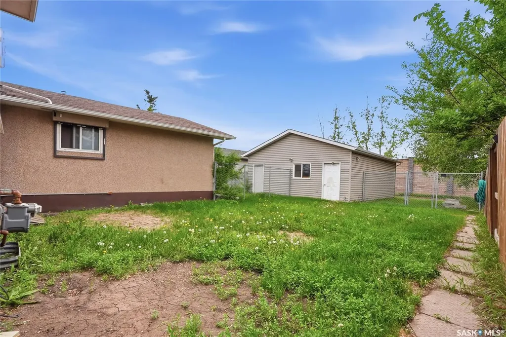 68 Carleton Drive Saskatoon SK S7H 3N6