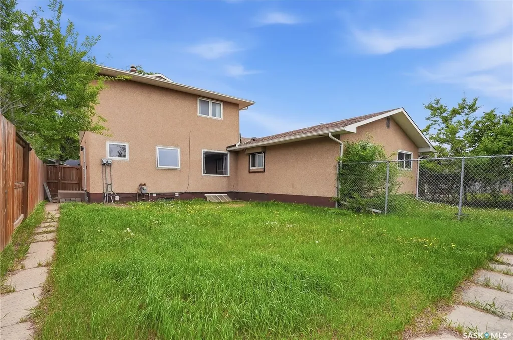 68 Carleton Drive Saskatoon SK S7H 3N6