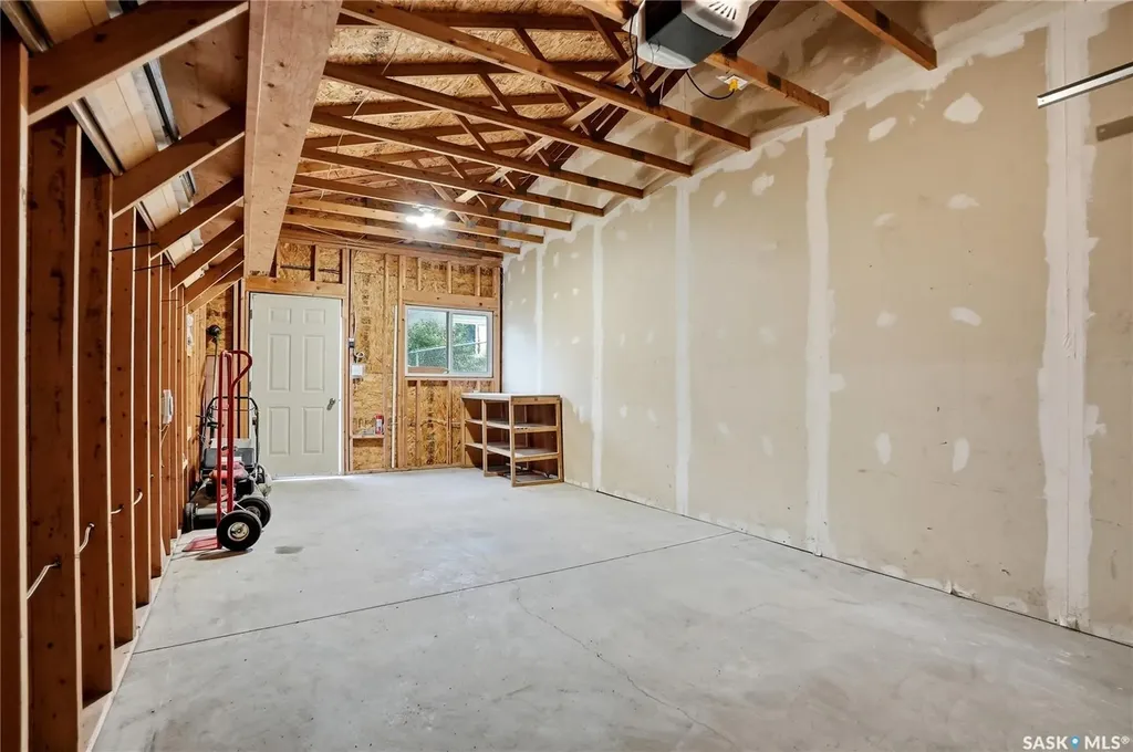 68 Carleton Drive Saskatoon SK S7H 3N6