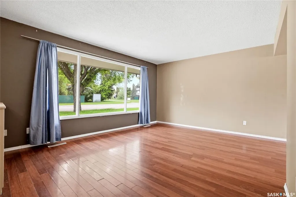 68 Carleton Drive Saskatoon SK S7H 3N6
