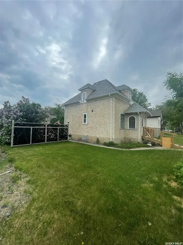 419 18th Street W Saskatoon SK S7L 1E4
