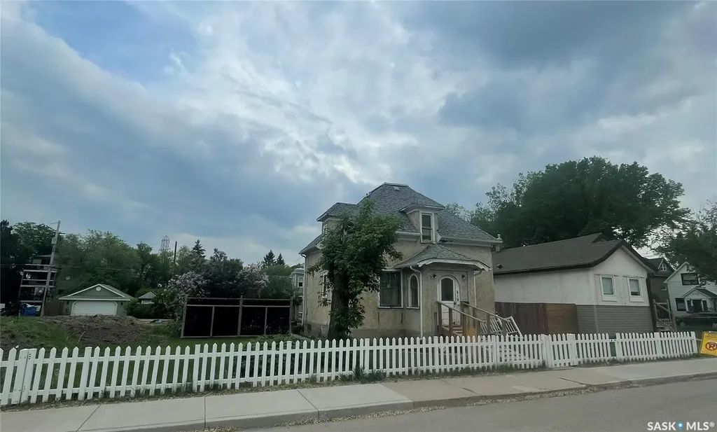 419 18th Street W Saskatoon SK S7L 1E4