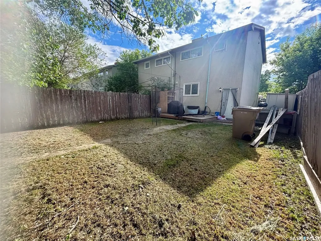 419 Mcintosh Street Regina SK S4R 4Z7
