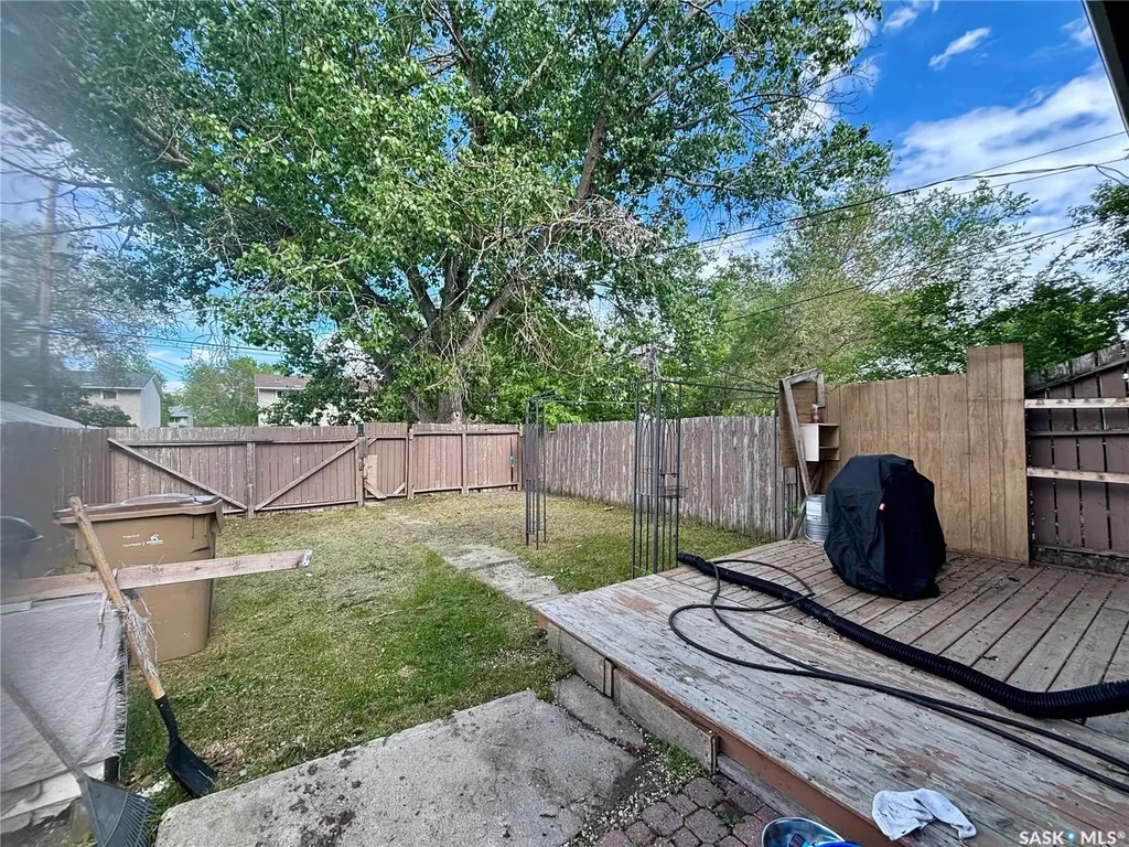 419 Mcintosh Street Regina SK S4R 4Z7