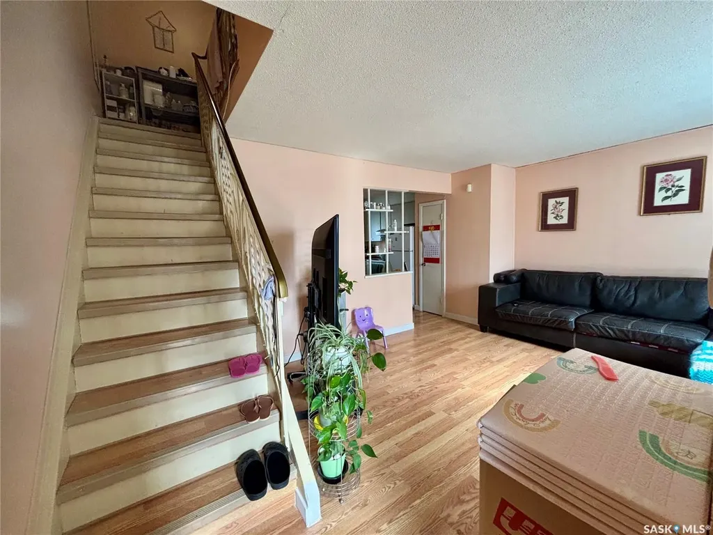 419 Mcintosh Street Regina SK S4R 4Z7