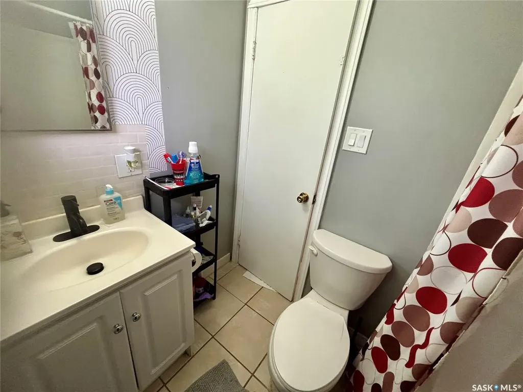 419 Mcintosh Street Regina SK S4R 4Z7
