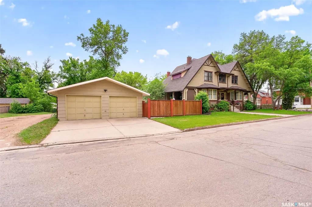 161 Marlborough Street E Moose Jaw SK S6H 0T3