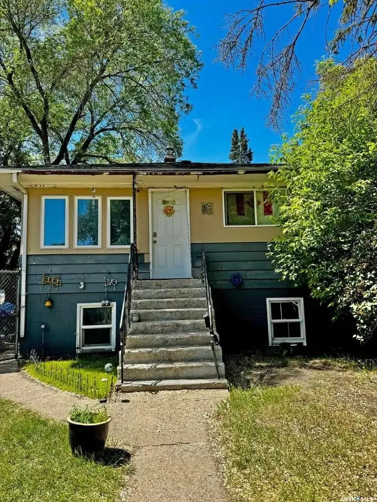 807 Weldon Avenue Saskatoon SK S7M 2V3