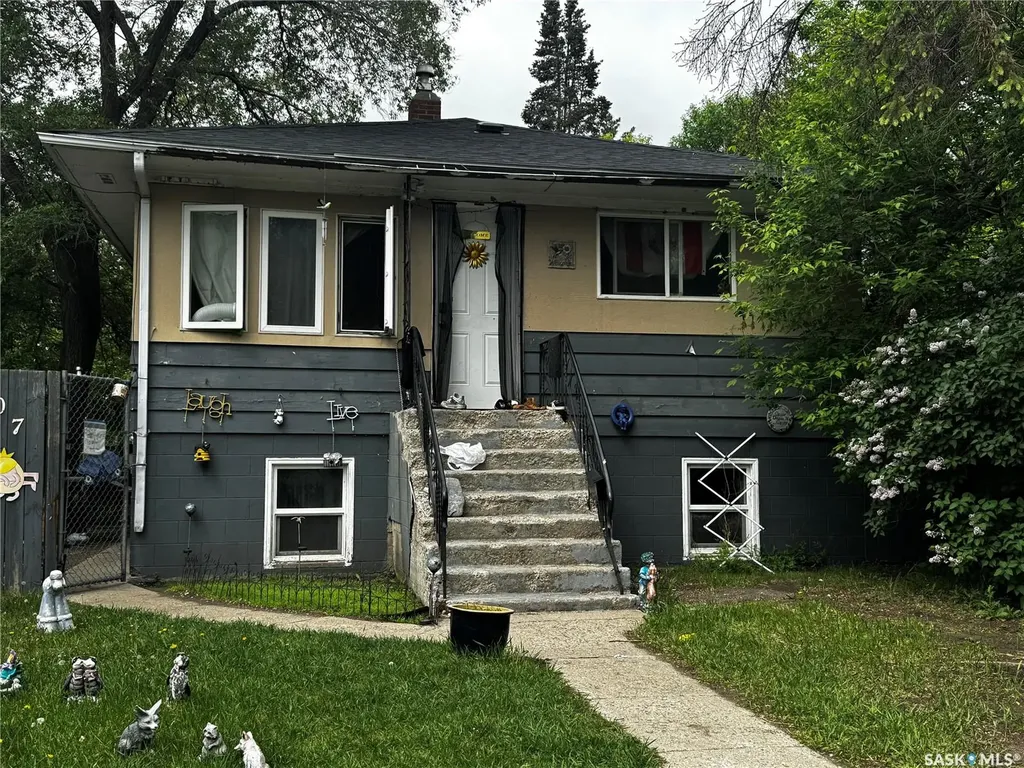 807 Weldon Avenue Saskatoon SK S7M 2V3
