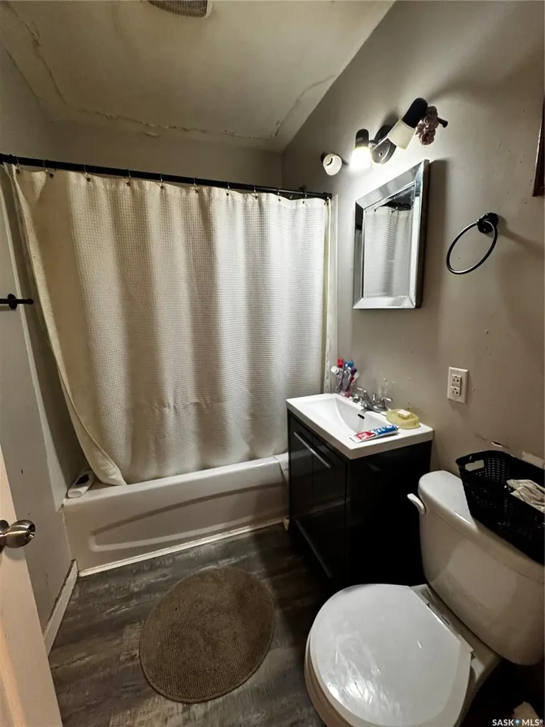 807 Weldon Avenue Saskatoon SK S7M 2V3