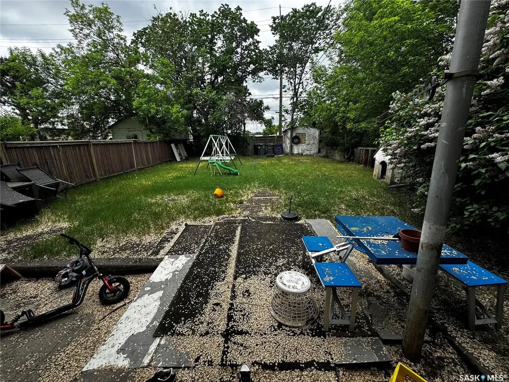 807 Weldon Avenue Saskatoon SK S7M 2V3