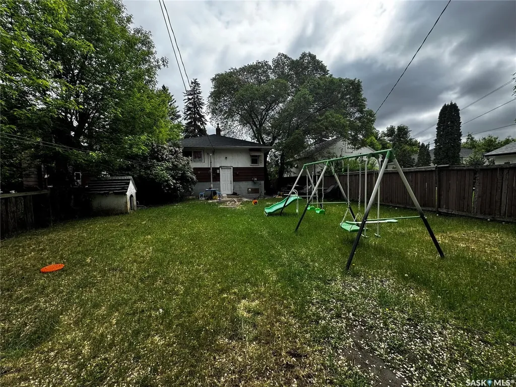 807 Weldon Avenue Saskatoon SK S7M 2V3