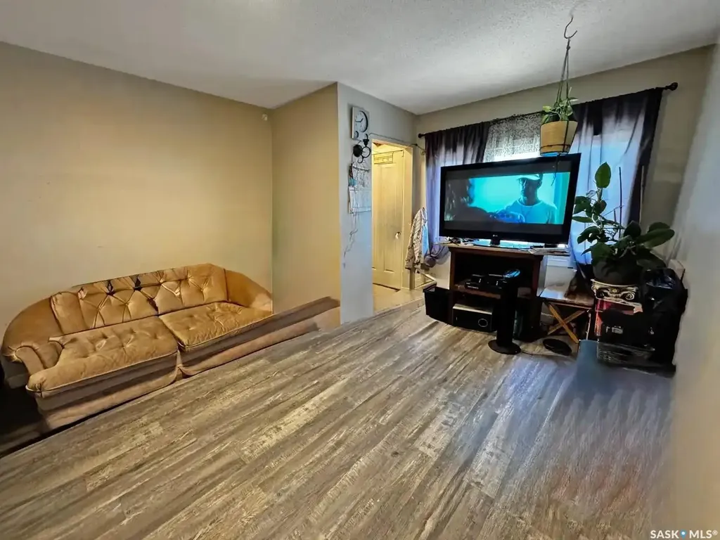 807 Weldon Avenue Saskatoon SK S7M 2V3