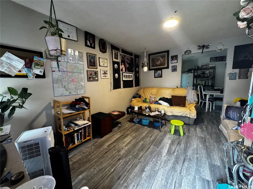 807 Weldon Avenue Saskatoon SK S7M 2V3