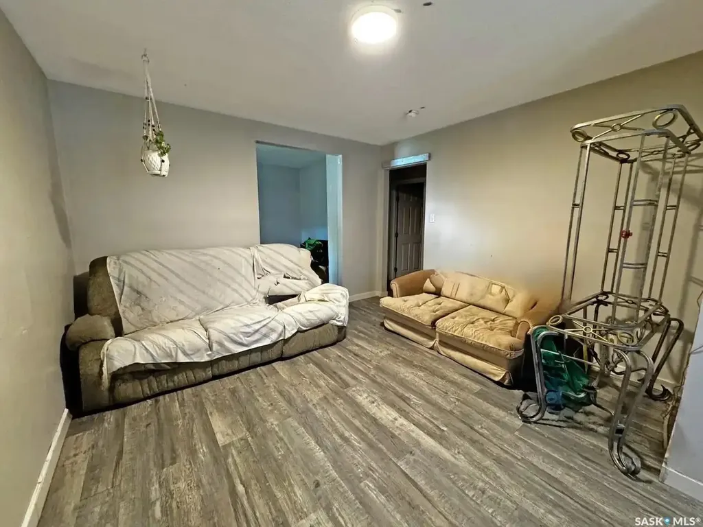 807 Weldon Avenue Saskatoon SK S7M 2V3
