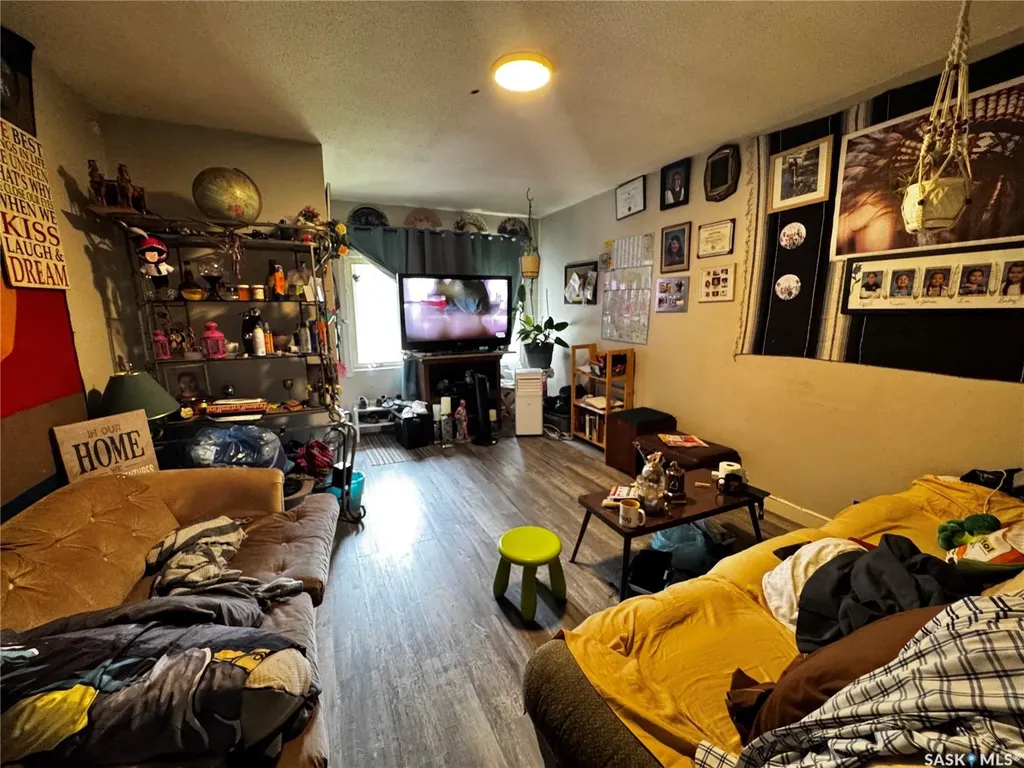807 Weldon Avenue Saskatoon SK S7M 2V3
