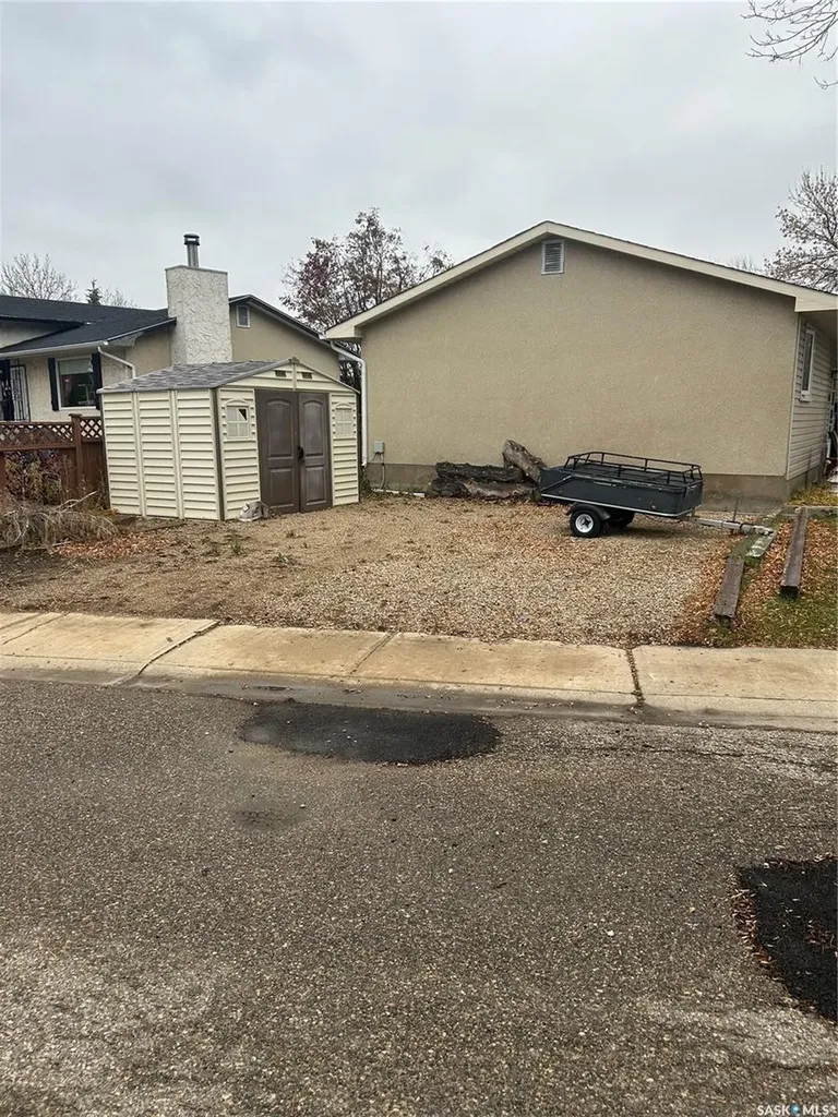 28 Carmichael Road Regina SK S4R 0C5