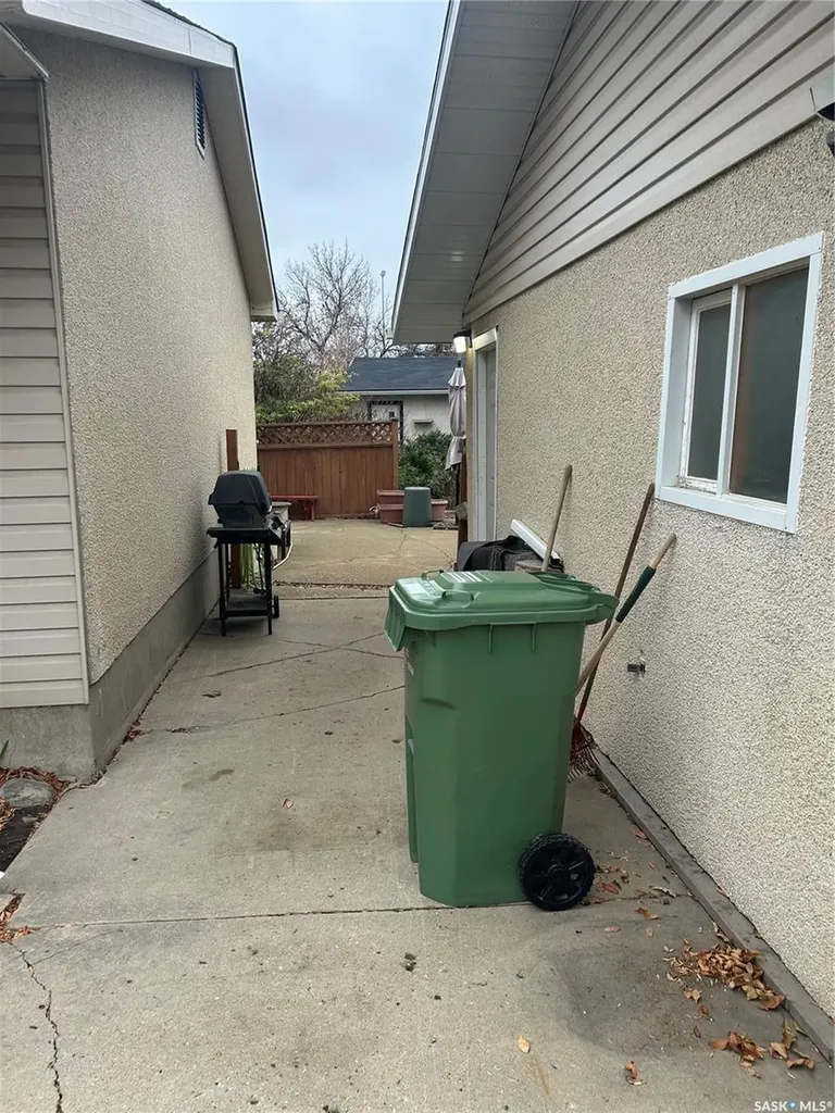 28 Carmichael Road Regina SK S4R 0C5