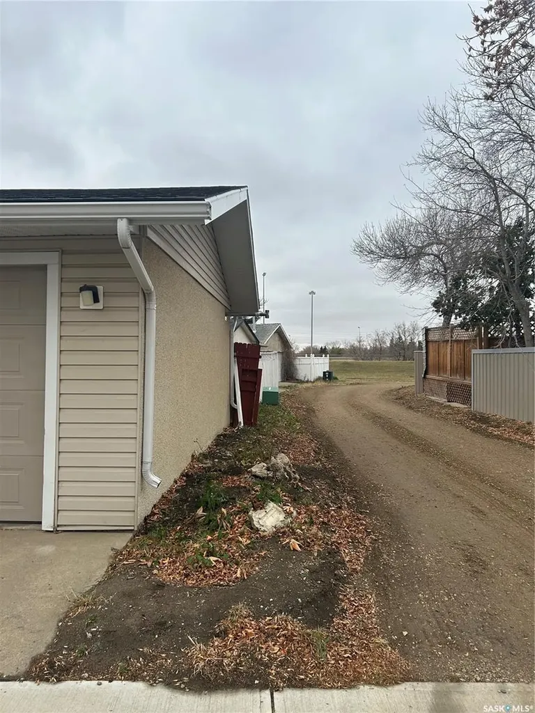 28 Carmichael Road Regina SK S4R 0C5