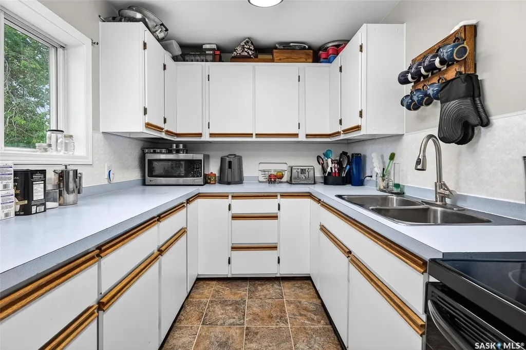 1142 2nd Avenue NE Moose Jaw SK S6H 1C6