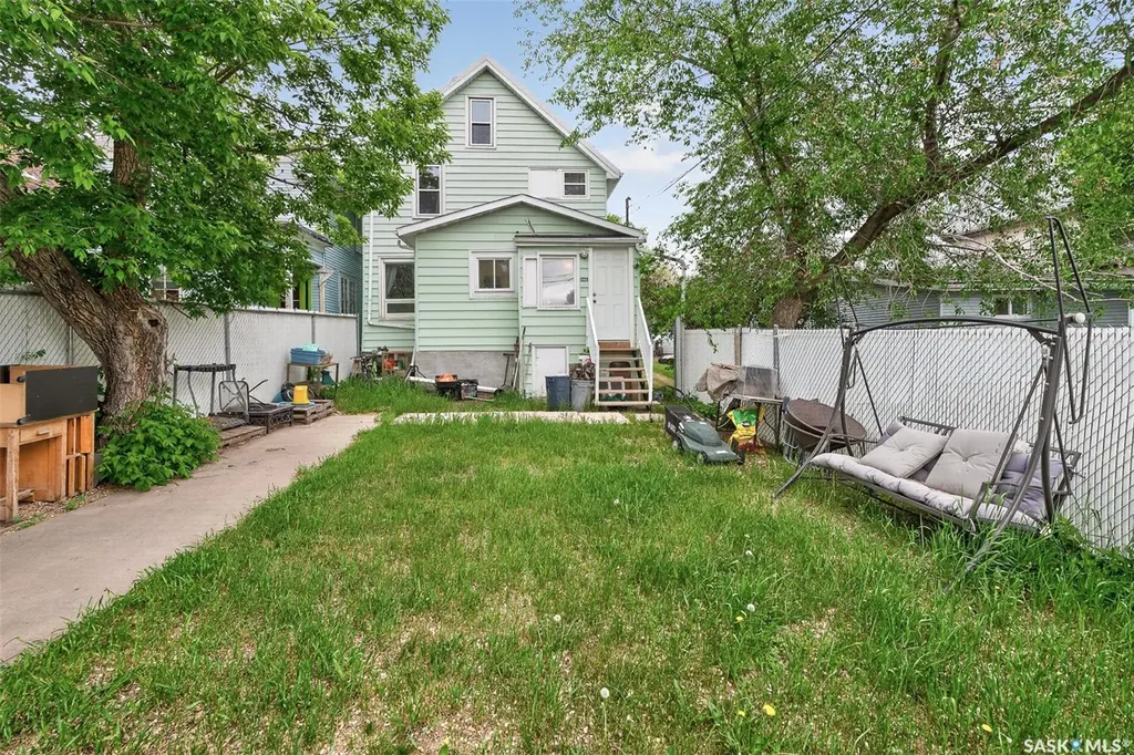 1142 2nd Avenue NE Moose Jaw SK S6H 1C6