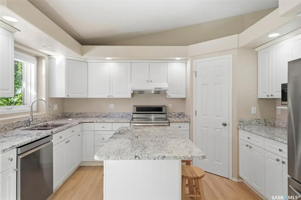 118 Hinitt Place Saskatoon SK S7N 4M6