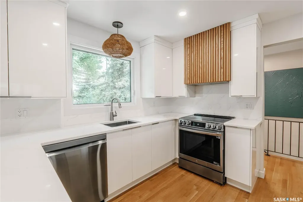 414 Lake Crescent Saskatoon SK S7H 3A4
