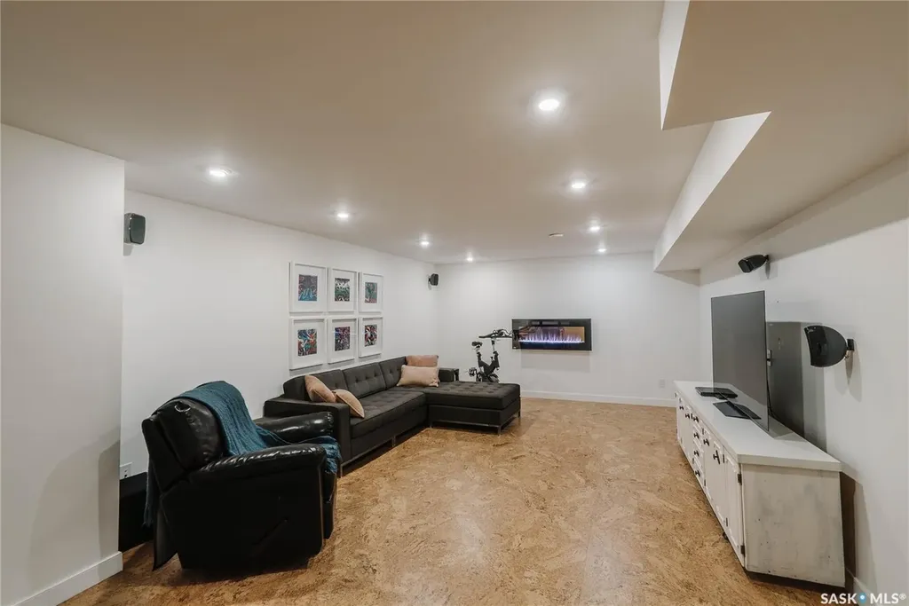 414 Lake Crescent Saskatoon SK S7H 3A4