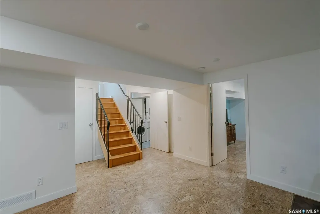 414 Lake Crescent Saskatoon SK S7H 3A4