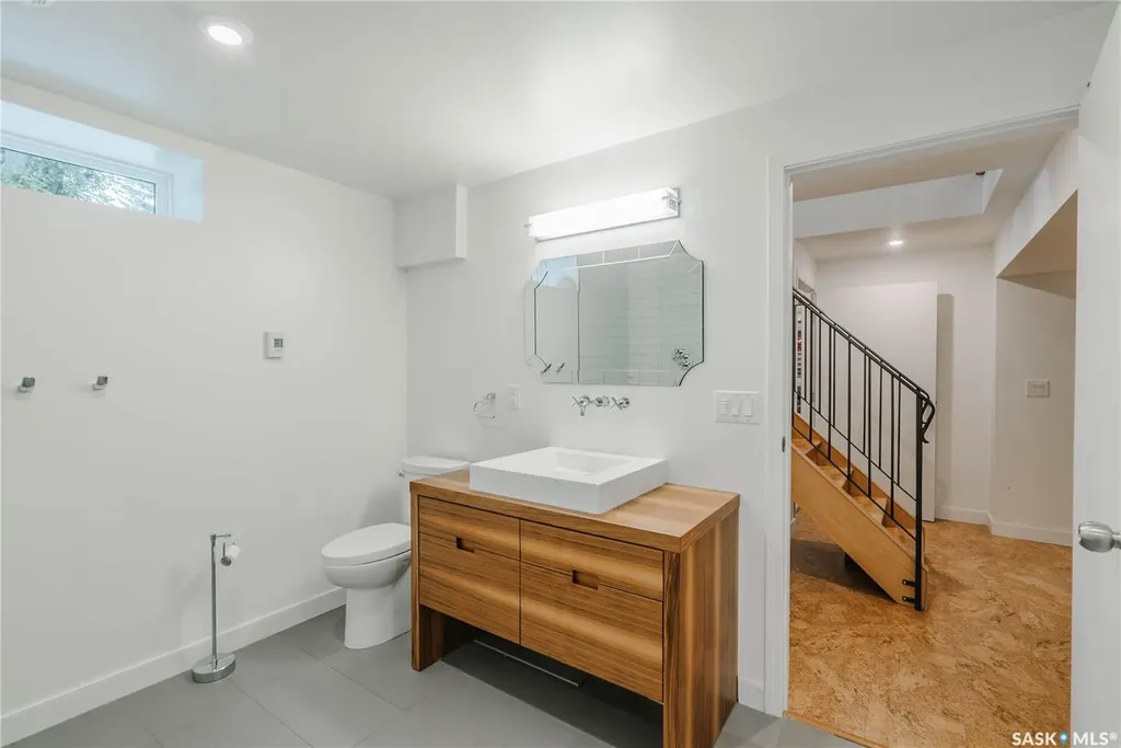 414 Lake Crescent Saskatoon SK S7H 3A4