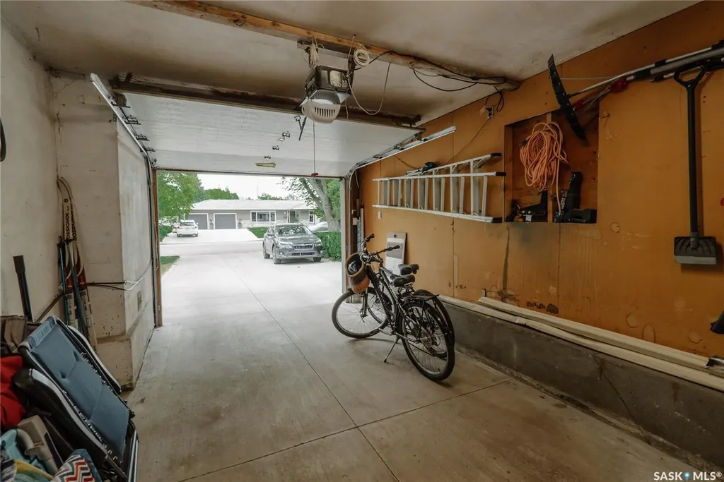 414 Lake Crescent Saskatoon SK S7H 3A4