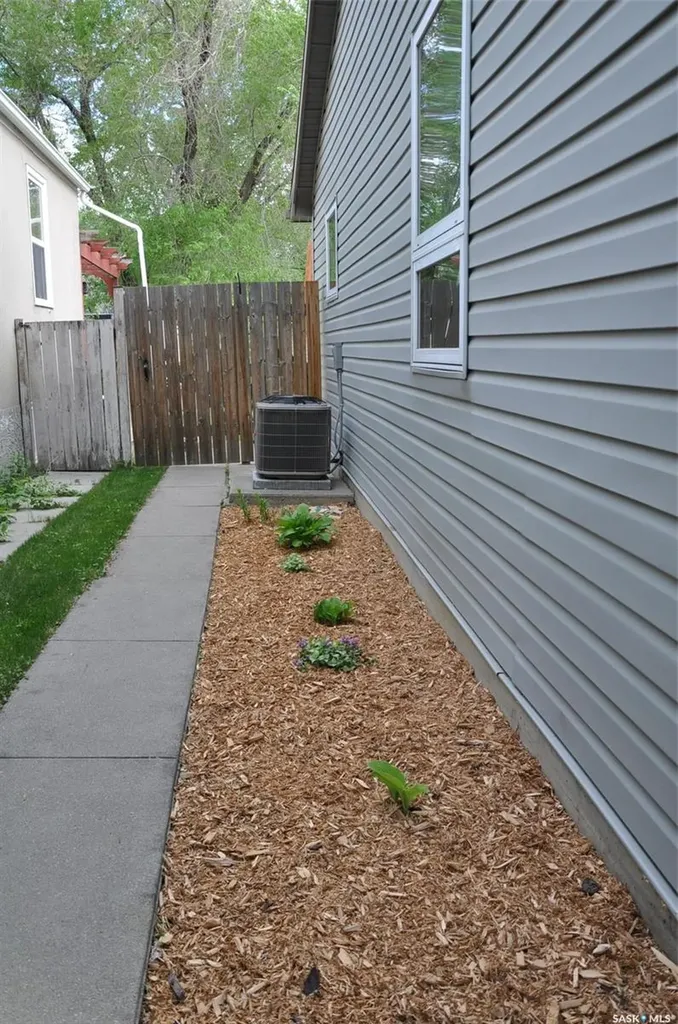 725 9th Street E Saskatoon SK S7H 0M6