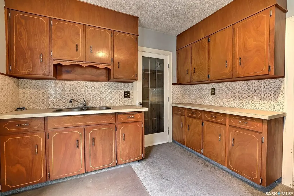 2236 Mackay Street Regina SK S4N 2S8