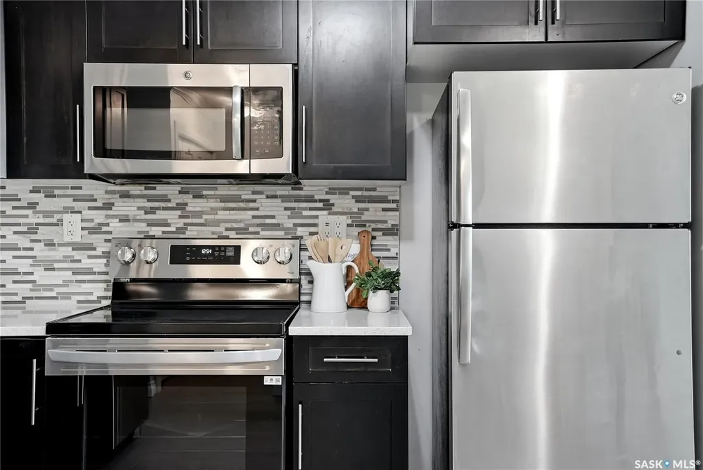 225 Hassard Close Saskatoon SK S7L 2W8