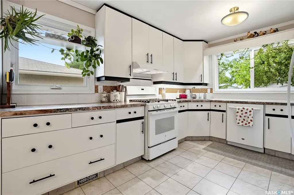 6207 1st Avenue N Regina SK S4T 7A1