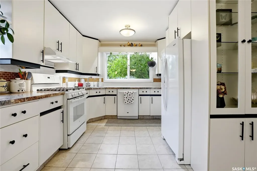 6207 1st Avenue N Regina SK S4T 7A1