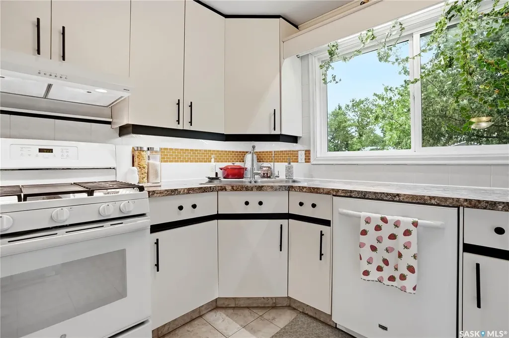 6207 1st Avenue N Regina SK S4T 7A1