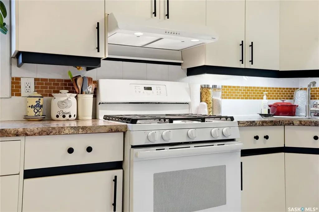 6207 1st Avenue N Regina SK S4T 7A1