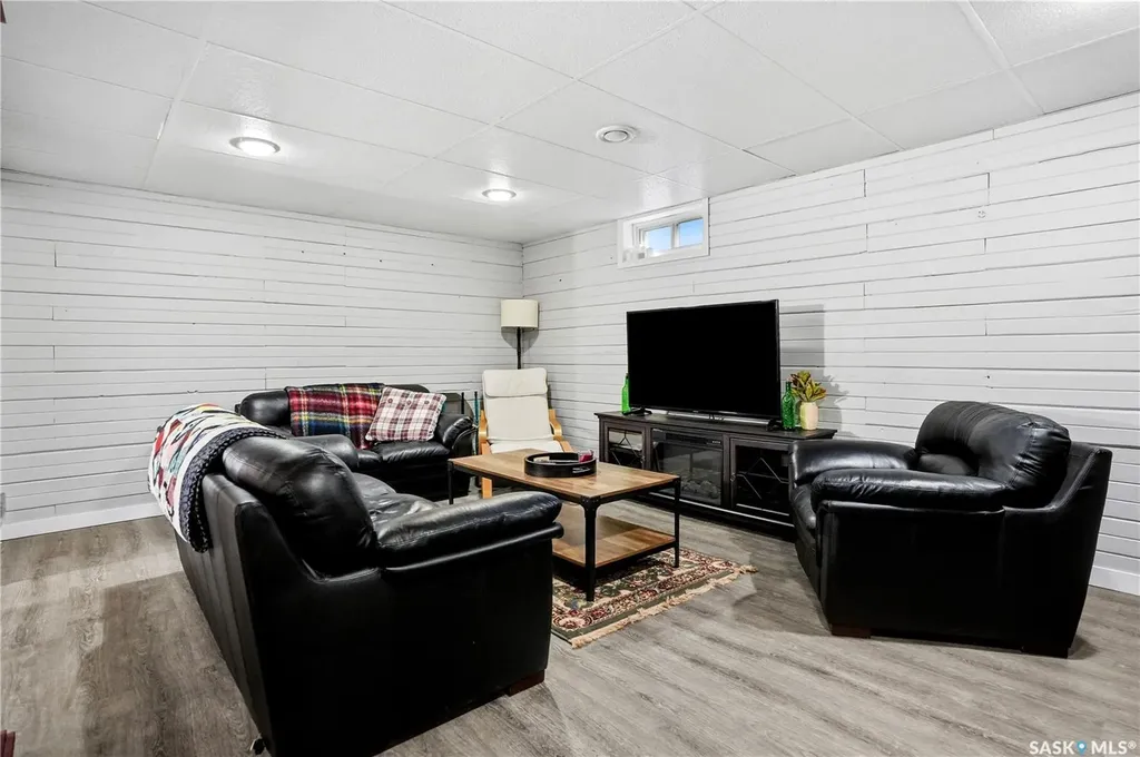 6207 1st Avenue N Regina SK S4T 7A1