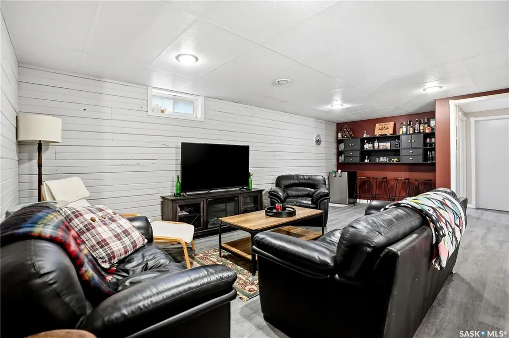 6207 1st Avenue N Regina SK S4T 7A1