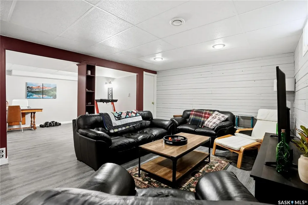 6207 1st Avenue N Regina SK S4T 7A1