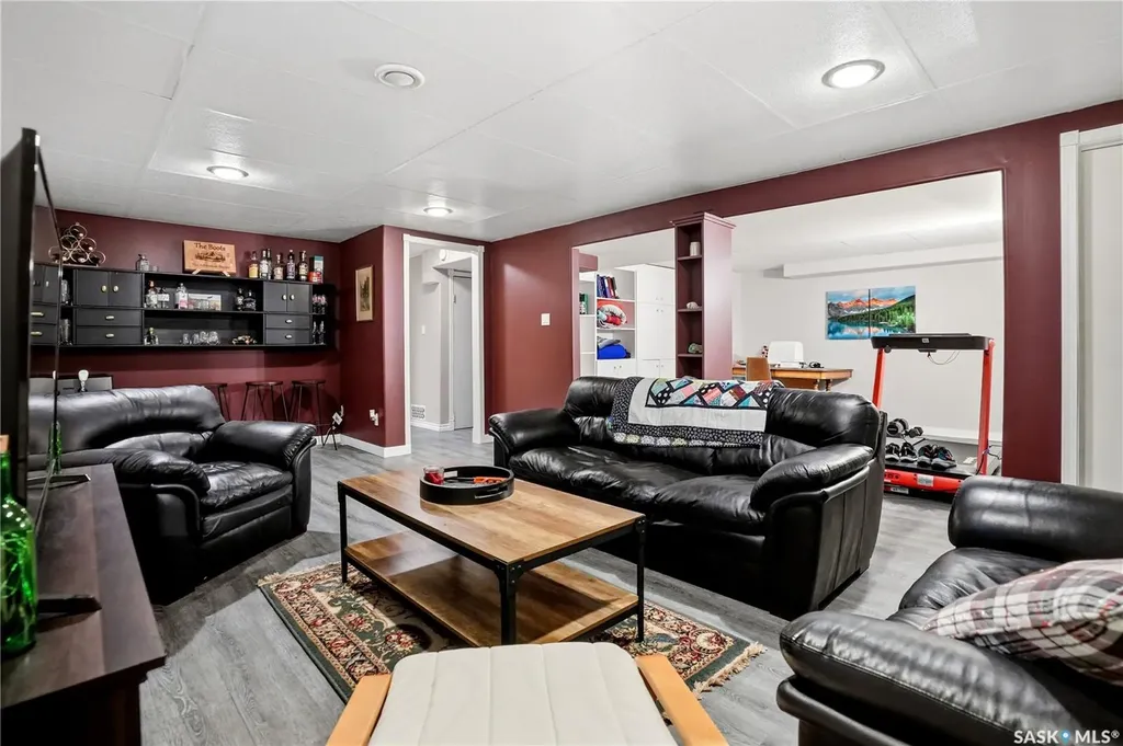 6207 1st Avenue N Regina SK S4T 7A1